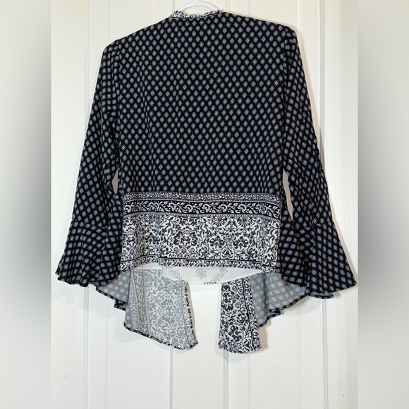 Women's Olive hill size small top Black‎ and White Patterned, shirt, blouse - Picture 2 of 3